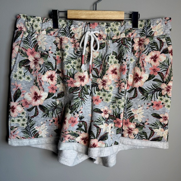 MyStyle Women's Spring Floral Brushed Fleece Casual Pull-On Shorts Gray 1X - Picture 1 of 15